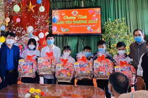 Trường THCS Bảo Sơn tặng quà học sinh có hoàn cảnh khó khăn dịp Tết.