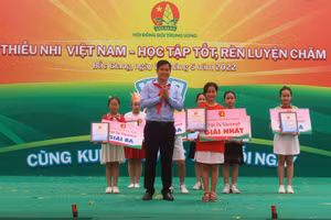 Đồng chí Giáp Xuân Cảnh - Chủ tịch Hội đồng Đội tỉnh Bắc Giang trao giải cho học sinh.