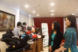 Đại biểu thăm quan mô hình, thiết bị an toàn tại Hội thảo.