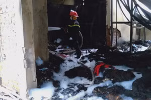 Lực lượng chức năng tiếp cận xử lý đám cháy.