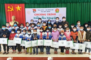 Trao quà cho học sinh trên địa bàn huyện Sơn Động.