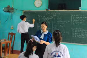 Học sinh lớp 12 Trường THPT Lục Ngạn số 3 ôn tập chuẩn bị cho Kỳ thi tốt nghiệp THPT 2022.