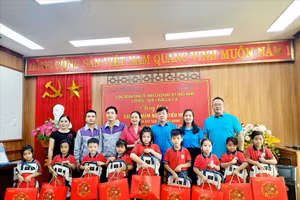 Lãnh đạo Công đoàn các Khu công nghiệp tỉnh Bắc Giang; Phòng GD&ĐT huyện Việt Yên; Công ty và Công đoàn cơ sở Công ty TNHH Luxshare-ICT (Việt Nam) trao quà tới các em học sinh.