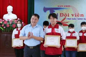 Giám đốc Trung tâm Hoạt động thanh thiếu nhi trao giải Nhất Liên hoan Dân vũ cho Chi đội 8A3-4-5.