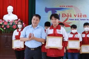 Giám đốc Trung tâm Hoạt động thanh thiếu nhi trao giải Nhất Liên hoan Dân vũ cho Chi đội 8A3-4-5.