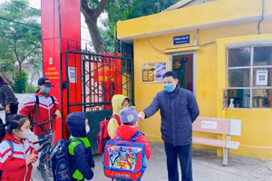 Học sinh Bắc Giang duy trì việc đo thân nhiệt, giữ khoảng cách khi đến trường. 