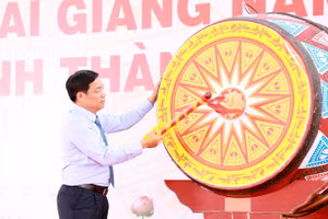 Bí thư Tỉnh ủy Bắc Giang đánh trống khai giảng năm học mới (Ảnh Cổng TTĐT BG).