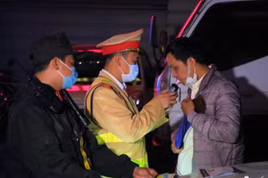 Lực lượng CSGT kiểm tra nồng độ cồn lái xe.