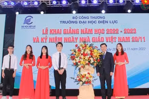 Sinh viên Tạ Anh Tuấn – lớp D17H3, đại diện hơn 15 nghìn học viên, sinh viên EPU tặng hoa, tri ân thầy cô giáo nhà trường.