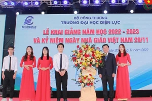 Sinh viên Tạ Anh Tuấn – lớp D17H3, đại diện hơn 15 nghìn học viên, sinh viên EPU tặng hoa, tri ân thầy cô giáo nhà trường.