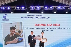 Tuyên dương tân sinh viên trong lễ khai giảng của Trường Đại học Điện lực.