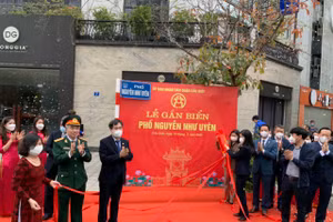 Đại biểu gắn biển tên phố Nguyễn Như Uyên.