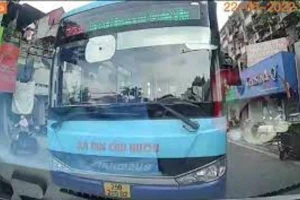 Hình ảnh được camera ghi lại khi xe bus lấn làn đường, gây gổ với người đi đường.