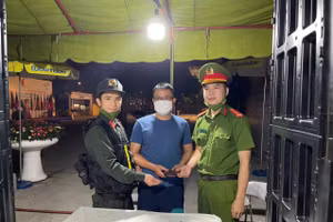 Chiến sĩ công an trao trả lại tài sản cho người đánh rơi.