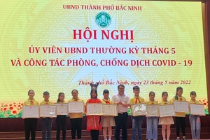 Chủ tịch UBND thành phố Bắc Ninh - Nguyễn Song Hà khen thưởng các em học sinh có thành tích xuất sắc.