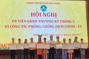 Chủ tịch UBND thành phố Bắc Ninh - Nguyễn Song Hà khen thưởng các em học sinh có thành tích xuất sắc.