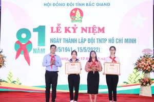  Ban Tổ chức đã trao Giải thưởng Kim Đồng cho học sinh.