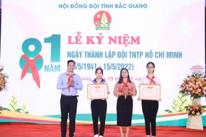  Ban Tổ chức đã trao Giải thưởng Kim Đồng cho học sinh.