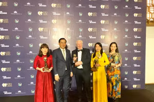 Giám đốc Sở Du lịch Hà Nội Đặng Hương Giang nhận giải thưởng Hà Nội là Điểm đến du lịch thành phố hàng đầu châu Á năm 2022 - Asia’s Leading City Break Destination 2022 do World Travel Awards 2022 trao tặng. 