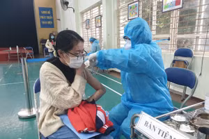 Tiêm vắc xin phòng dịch Covi-19 cho học sinh.