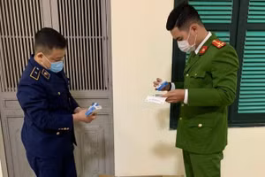 Lực lượng chức năng kiểm tra số sản phẩm phòng, điều trị Covid-19.