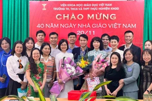 Ban đại diện cha mẹ học sinh tri ân thầy cô giáo nhân kỷ niệm Ngày Nhà giáo Việt Nam.