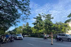 Lực lượng CSGT túc trực phân luồng đảm bảo giao thông thông suốt.