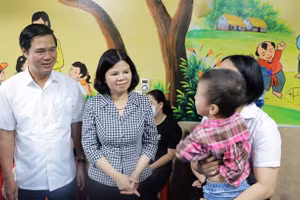 Bà Nguyễn Hương Giang - Chủ tịch UBND tỉnh Bắc Ninh thăm, tặng quà cho thiếu nhi.