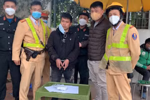 Lực lượng chức năng khống chế đối tượng Tiến.