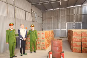 Nguyễn Mạnh Phái (giữa) cùng tang vật bị thư giữ.