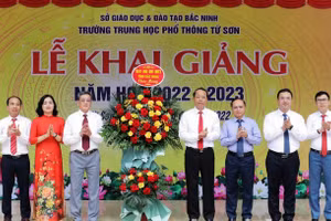 Phó Bí thư Thường trực Tỉnh ủy, Chủ tịch HĐND tỉnh Bắc Ninh - Nguyễn Quốc Chung (thứ 4 từ phải qua) tặng hoa chúc mừng Trường THPT Từ Sơn.