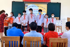 Ban đại diện cha mẹ học sinh trao quà cho các em trường THCS Song Mai.