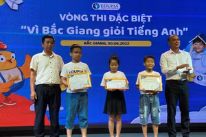 Ban tổ chức trao giải Nhì cuộc thi.