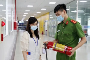 Lực lượng chức năng kiểm tra công tác đảm bảo an toàn Phòng cháy chữa cháy tại Khu công nghiệp Quế Võ.