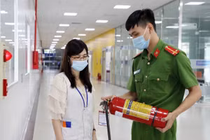 Lực lượng chức năng kiểm tra công tác đảm bảo an toàn Phòng cháy chữa cháy tại Khu công nghiệp Quế Võ.