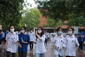 Thí sinh Điểm thi trường THPT Chuyên Bắc Giang hân hoan kết thúc ngày thi đầu tiên. 