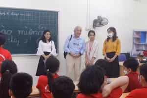 TS. Hà Vĩnh Thọ - Chủ tịch, nhà sáng lập Học viện Eurasia (ELI) cùng đoàn dự án thăm, nói chuyện với học sinh trường TH -THCS -THPT Thực Nghiệm.