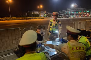 Lực lượng CSGT lập biên bản lái xe vi phạm.