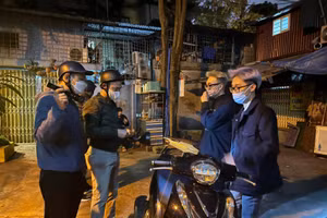 Lực lượng cảnh sát (bên phải cầm đèn) kiểm tra, xử lý nhóm thanh niên gây mất an ninh trật tự trong đêm. 