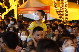 Du khách về phố đi bộ Thành cổ Sơn Tây dịp 30/4 -1/5.