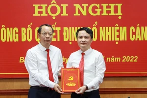 Phó Bí thư Thường trực Tỉnh ủy Bắc Ninh - Nguyễn Quốc Chung (bên trái) trao Quyết định cho ông Trần Văn Vững. 