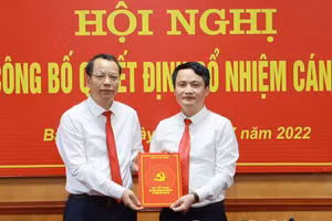Phó Bí thư Thường trực Tỉnh ủy Bắc Ninh - Nguyễn Quốc Chung (bên trái) trao Quyết định cho ông Trần Văn Vững. 
