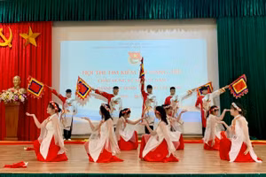 Các đội thể hiện bài thi.