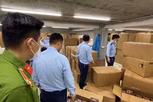 Lực lượng chức năng kiểm tra số hàng hóa.