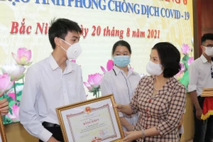 Chủ tịch UBND tỉnh Nguyễn Hương Giang trao Bằng khen cho các thủ khoa toàn quốc và thủ khoa cấp tỉnh tại Kỳ thi THPT năm học 2020 - 2021.