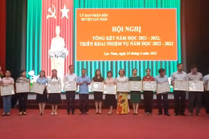 Huyện Lục Nam khen thưởng tập thể, cá nhân tiêu biểu trong năm học 2021 -2022. 