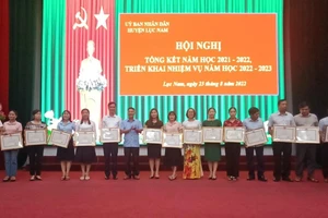 Huyện Lục Nam khen thưởng tập thể, cá nhân tiêu biểu trong năm học 2021 -2022. 