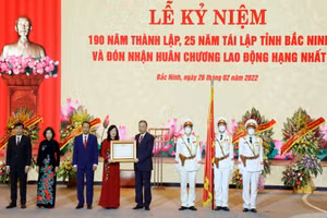 Thừa uỷ quyền của Chủ tịch nước, Đại tướng Tô Lâm, Uỷ viên Bộ Chính trị, Bộ trưởng Bộ Công an trao Huân chương Lao động hạng Nhất cho Đảng bộ, Chính quyền và Nhân dân tỉnh Bắc Ninh.