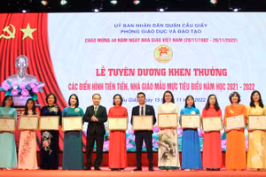 Nguyễn Quang Tuấn, Phó Giám đốc Sở GD&ĐT Hà Nội trao khen thưởng cho cán bộ, giáo viên quận Cầu Giấy.