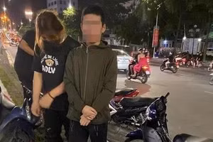 Đôi thiếu niên khi bị Cảnh sát kiểm tra. 